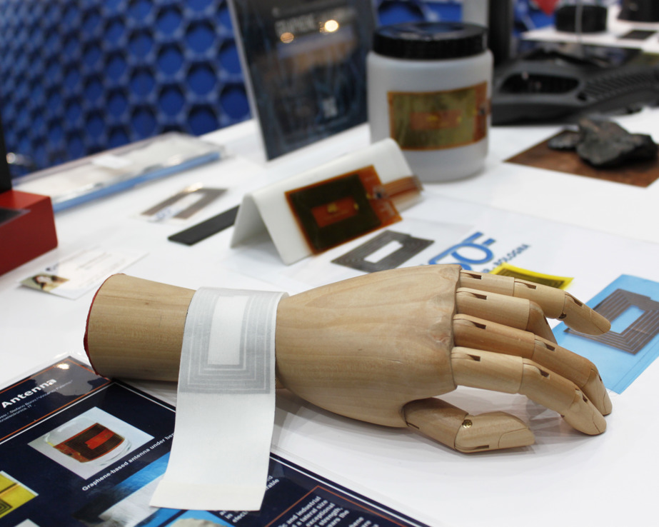 A flexible NFC antenna with different graphene derivatives.