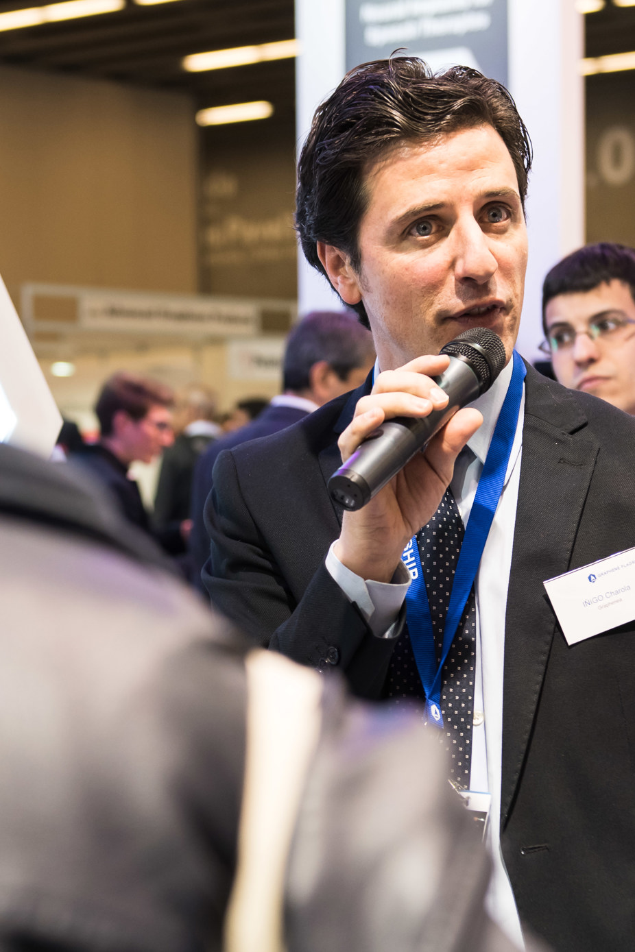 Graphenea’s Iñigo Charola presents at the Graphene Pavilion at Mobile World Congress 2018
